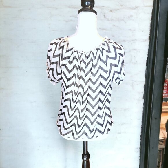 No Boundaries Black & White Diagonal Striped Blouson Short Sleeve Blouse Evening - Picture 2 of 5